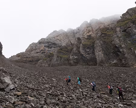 049_4V1A0271 Pénible montée dans les éboulis vers le Col de la Forclaz