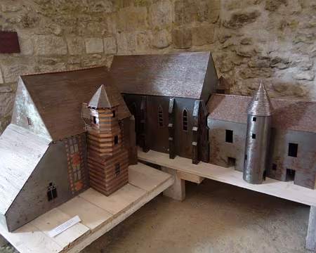 P1090539 Maquette de la commanderie réalisée en acier et cuivre par les élèves du lycée professionnel.