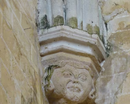 P1090540 Chapiteau sculpté aux angles de la chapelle.