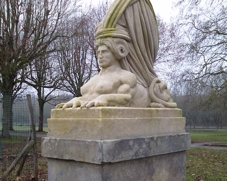 P1090840 Sphinge. Que se cache-t-il derrière le drapé ?...