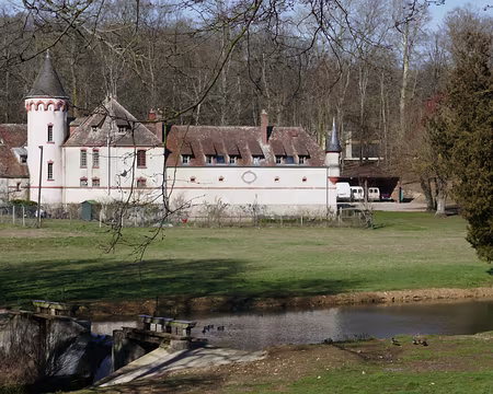 P1050053 Une dépendance du Château de Voisins
