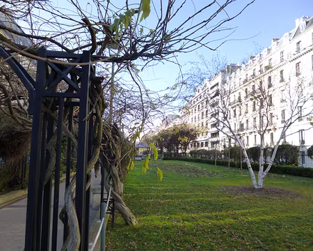 P1090974 Promenade Péreire (1989) couvrant la Petite Ceinture, actuellement empruntée par le RER C.