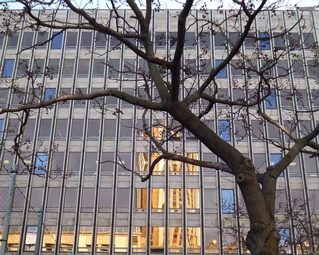 P1090979 Reflet de la tour de l'hôtel Hyatt Regency dans un immeuble du Bd Péreire.
