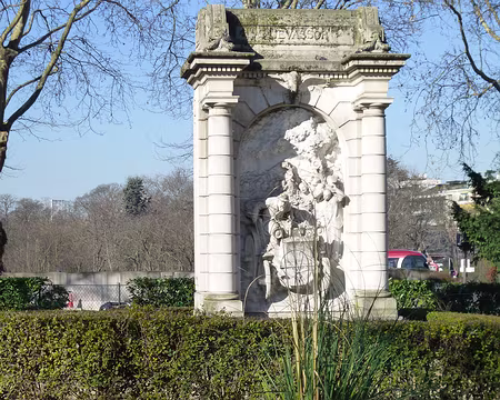 P1090984 Monument consacré à la mémoire de Levassor (1844-1897) inauguré en 1907.