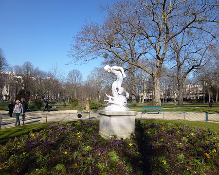 P1090991 Jardin du Ranelagh (1860). Pêcheur ramenant la tête d'Orphée dans ses filets (1883)