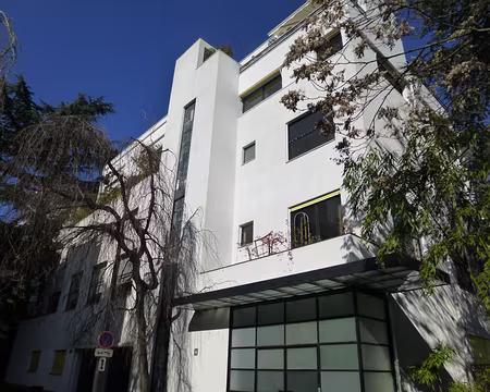 P1090997 Immeuble Art déco. La rue Mallet-Stevens a été inaugurée en 1927.