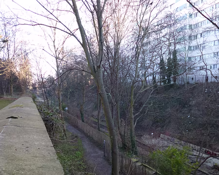 P1100029 La Petite Ceinture longeant les anciens abattoirs de Vaugirard transformés en Parc Georges Brassens (1985)