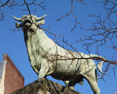 P1100031 Taureau en fonte de fer patiné, oeuvre du sculpteur animalier Isidore-Jules Bonheur (1827-1901) ornant l'entrée du parc.