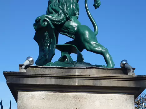 Dominique Dominique F, détail sortie