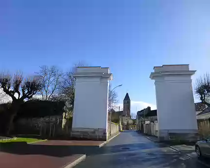 P1100168 Entrée de Mennecy par l'ancienne Porte de Paris, piedroits datant de 1775 et l'église St-Pierre au clocher penché