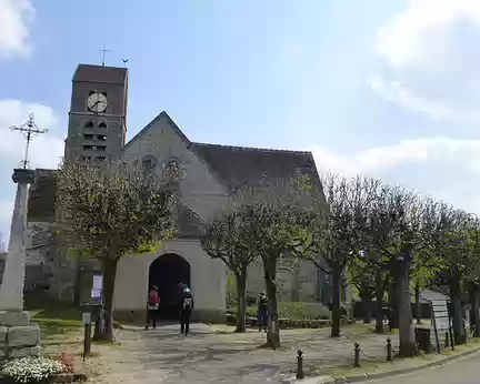 P1100353 Eglise Saint-Ferréol, XIIIè s. et le calvaire du XVIIIè s., St-Fargeau