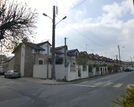 P1100358 ...et la cité ouvrière construite entre 1913 et 1920, Ponthierry. Merci à Jean-Claude pour la 34è étape du 