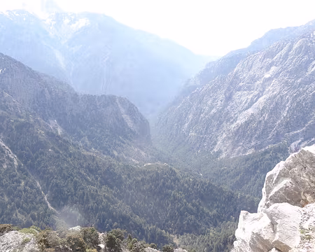 DSC07242 Vue sur les gorges de Samaria depuis la terrasse du refuge Kallergi