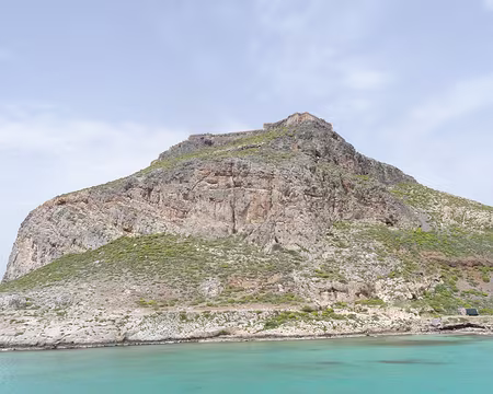 DSC07284 Arrivée sur l'ile aux pirates dominé par le fort de Gramvoussa