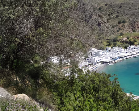 DSC07461 Vue du port de Sougia depuis le chemin vers Paleochora