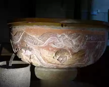 P1100565 Cuve baptismale aux serpents unique en Bretagne