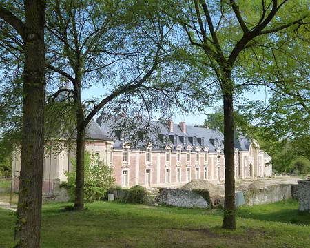 P1100462 Bâtiments de l'avant-cour du château de Montceaux-les-Meaux qui fut détruit à la Révolution.