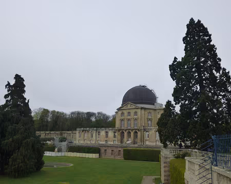 P1100311 ...l'Observatoire d'Astronomie physique en 1876 sur l'emplacement de l'ancien château.