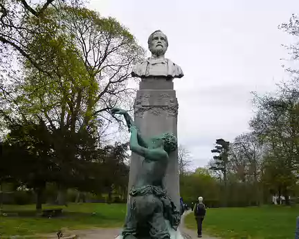 P1100324 Statue de Louis Pasteur et du premier enfant vacciné contre la rage. Oeuvre inaugurée en 1903. Pasteur (1822-1895) mis au point le vaccin contre la rage dans le...