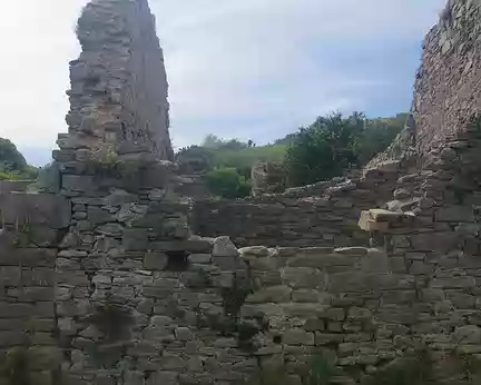 Ruines sur le sentier Ruines sur le sentier