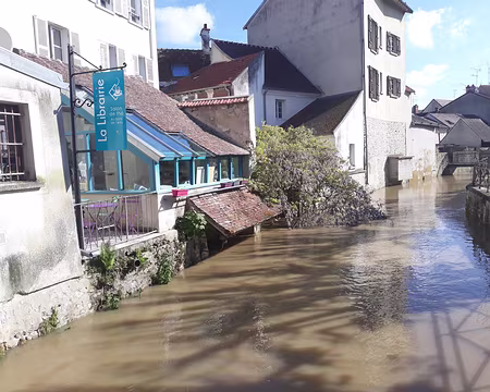 004 Rue des Halles le long d'un brasset