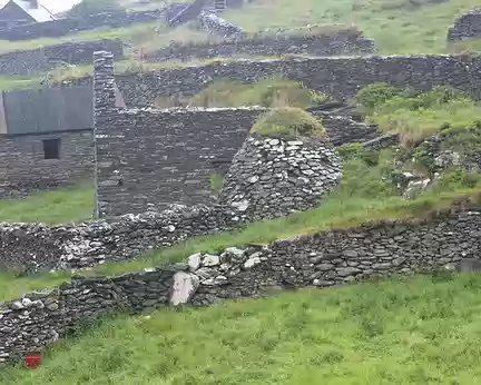 IMG_0320 En irlandais : clochán ; ces huttes dateraient du 5è siècle