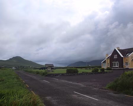 IMG_0440 Notre B&B et son currach solidement amarré sur la pelouse