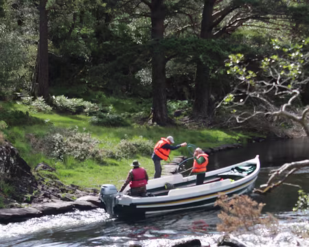IMG_0588 Les mousses tirent la barque sous les ordres du capitaine Robert pour remonter la passe...