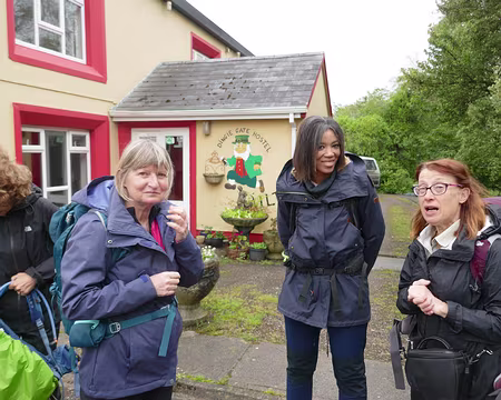 P1050332 Départ du Dingle Gate Hostel, Annascaul. Merci Brian pour le feu dans la cheminée.