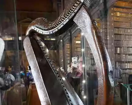 P1050528 Harpe celtique ancienne conservée au Trinity College ; elle sert de modèle à l’emblème de l’Irlande.