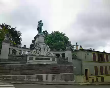 P1100879 Maison des Jardies, Sèvres. Léon Gambetta (1838-1882) achète cette maison en 1878. Une statue à sa mémoire, oeuvre de Bartholdi, est élevée en 1891.