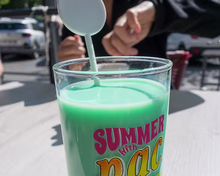 20190512-16h58m09s-DSC00453-V3 La boisson étrange de l'organisateur.