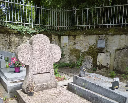 P1100868 Cénotaphe de Foujita.