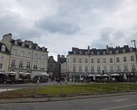 P1100738 Porte Saint-Vincent (XVIIIè s.), encadrée de deux immeubles en hémicycle construits en 1840.