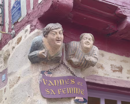 P1100740 ...ornée de ces deux personnages en granit.