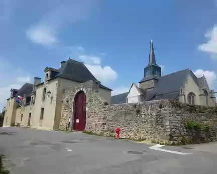 P1100777 Le Bourg sur l'île d'Arz. L'ancien prieuré fondé au XVIIIè s. (Mairie actuelle) et l'église romane Notre-Dame, remaniée XVI-XVIIè s.