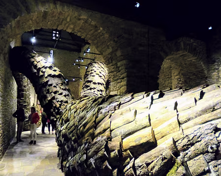 P1100790 ...oeuvre éphémère en bois conçue pour le musée jusqu'en janvier 2020.