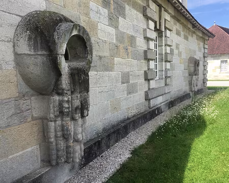 IMG_4889 Sculptures symbolisant la saumure, sur les façades des ateliers.