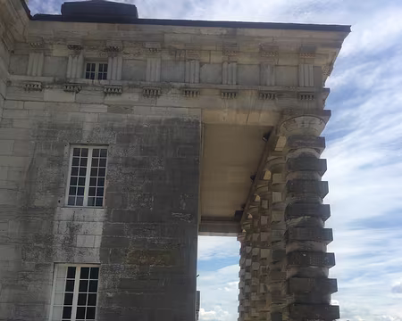 IMG_4896 Colonnes conçues pas N. Ledoux, composées d'une alternance de pierres cylindriques et cubiques pour créer un jeu subtil d'ombre et de lumière.