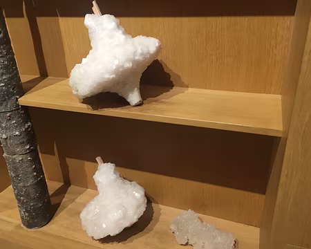 IMG_4900 Blocs de sel obtenus après chauffage dans les poêles des ateliers.