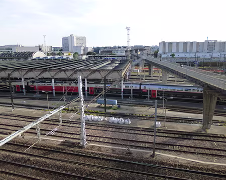 P1110142 Lignes de chemins de fer, les ateliers ferroviaires et la passerelle de Valmy.