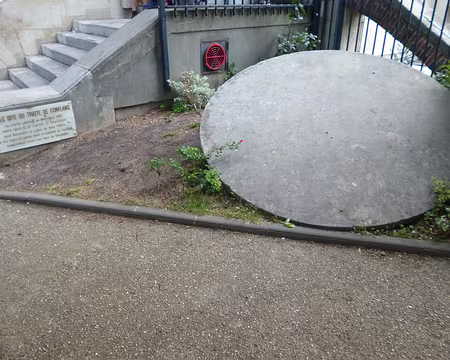 P1110150 Table dite du Traité de Conflans (1465)
