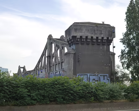 P1110151 La passerelle aux câbles achemine les lignes électriques, construite en 1926 par la Centrale électrique d'Ivry.