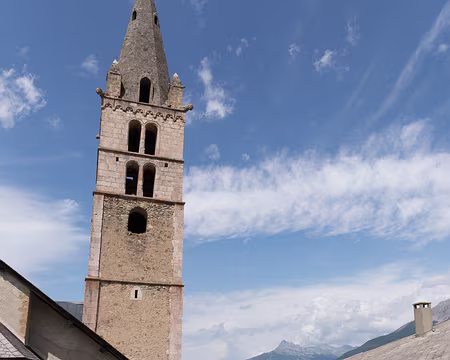 019_4V1A4281 Saint-Sauveur : l’église et la mairie