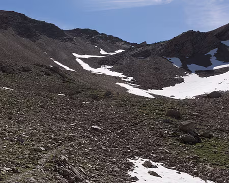 068_4V1A4498 Le sentier a la bonne idée de zigzaguer à côté du névé !