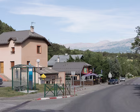 120_4V1A4739 La seule terrasse ouverte est juste à côté de l’arrêt du car !