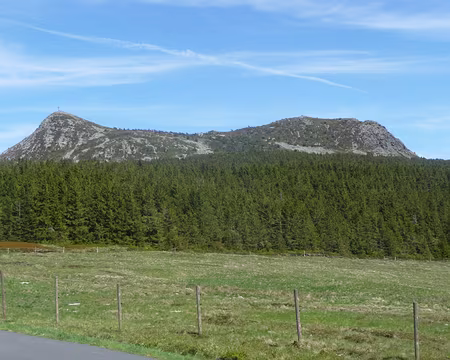 P1090916 Belle vue sur les 2 sommets du Mont Mézenc