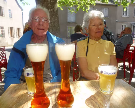 P1090919 La bière belge Kwak servie dans de curieux verres !!