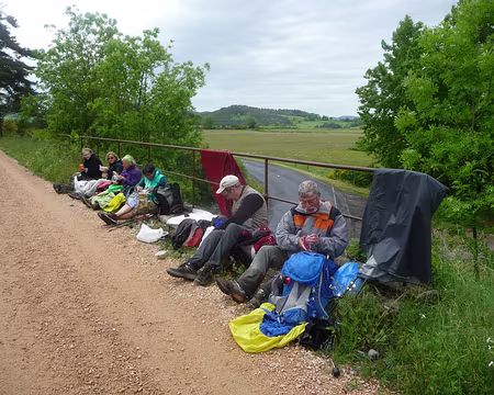 P1090922 Un petit rebord fera l'affaire pour ne pas pique-niquer sur un sol gorgé d'eau, après la pluie tombée toute la matinée !!!