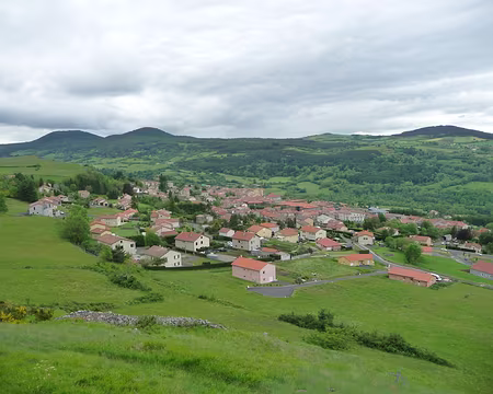 P1090962 Vue sur Le Monastier sur Gazeille (boucle de Meyzous)